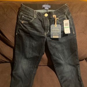 Democracy “Ab”solution Ankle skimmer jeans.  NWT. Size 8. Great fit. Smoke free.